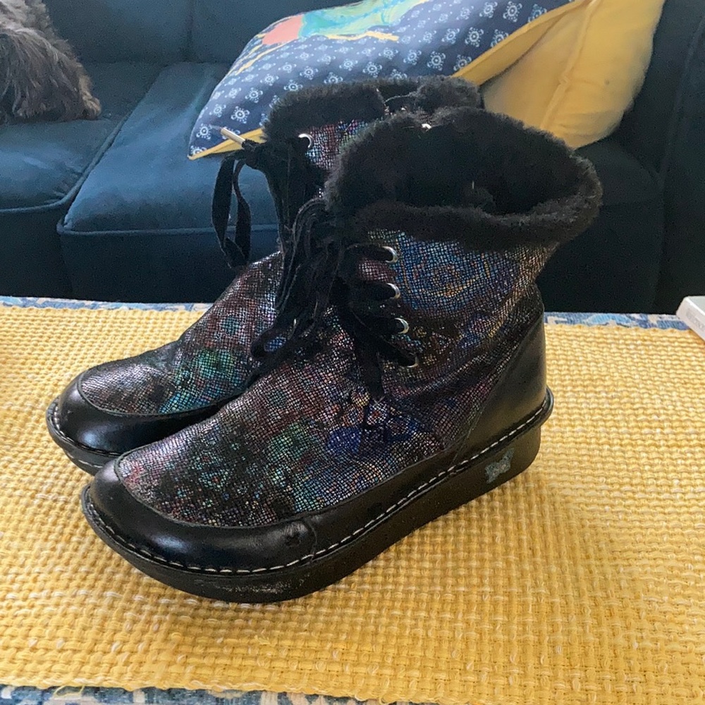 Cute boots for sale!
